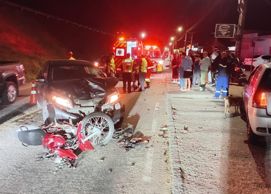 Colisão frontal entre carro e motocicleta deixa homem ferido na marginal da BR-101 em Imbituba