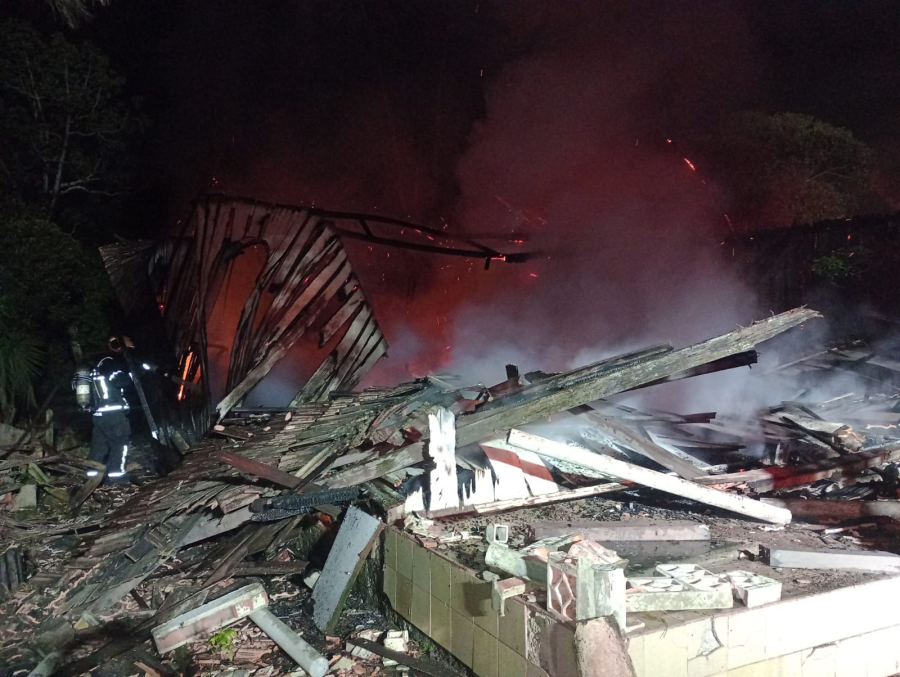 Incêndio destrói casa de madeira às margens da SC-390 em Capivari de Baixo