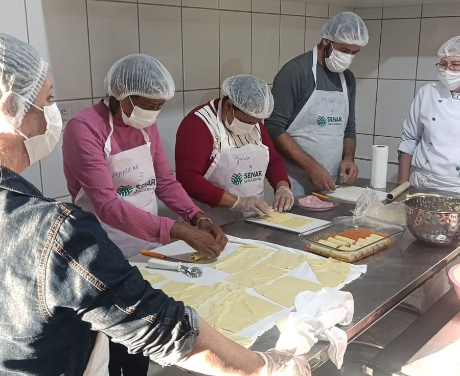 Gravatal conclui curso de Produção de Massas Caseiras para Congelamento e qualifica 12 moradores