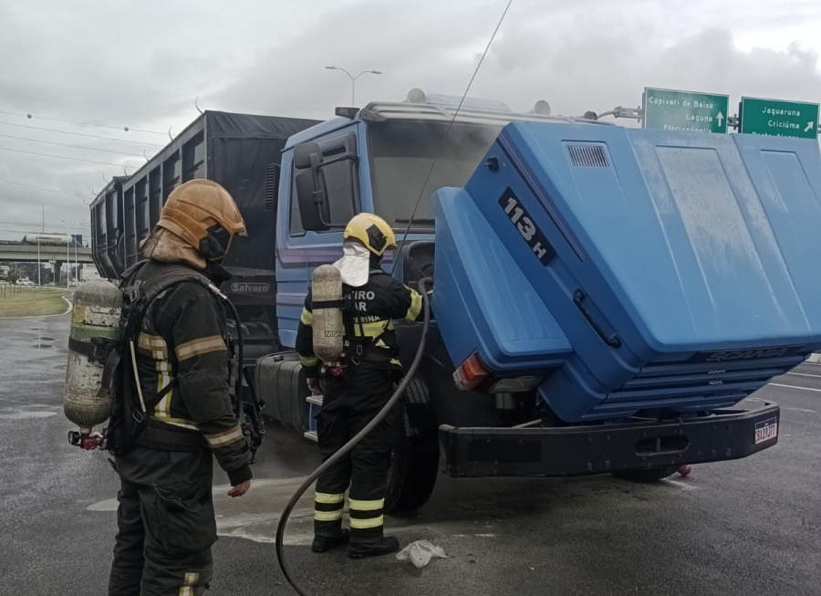 Caminhão bitrem sofre princípio de incêndio na Rodovia Ivane Fretta Moreira e socorro imediato evita maiores danos