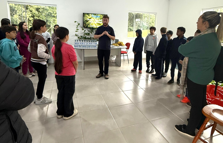 Alunos visitam ETA e ETE durante Semana do Meio Ambiente; plantio e doação de mudas nesta quarta