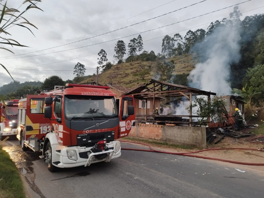 Bombeiros combatem incêndio que destruiu residência em São Ludgero