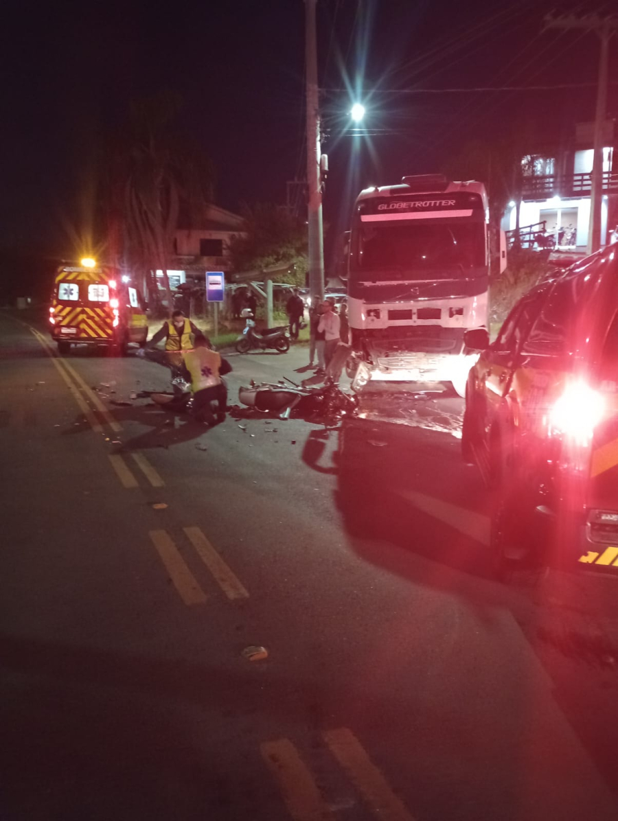 Bombeiros atendem acidente fatal entre moto e caminhão na BR-101 em Tubarão