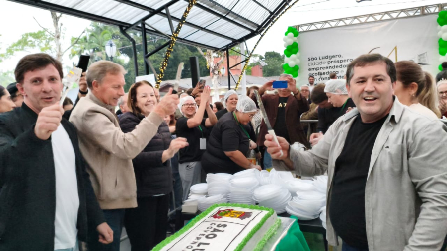 Corte do bolo reúne autoridades, comunidade e celebra 64 anos de São Ludgero