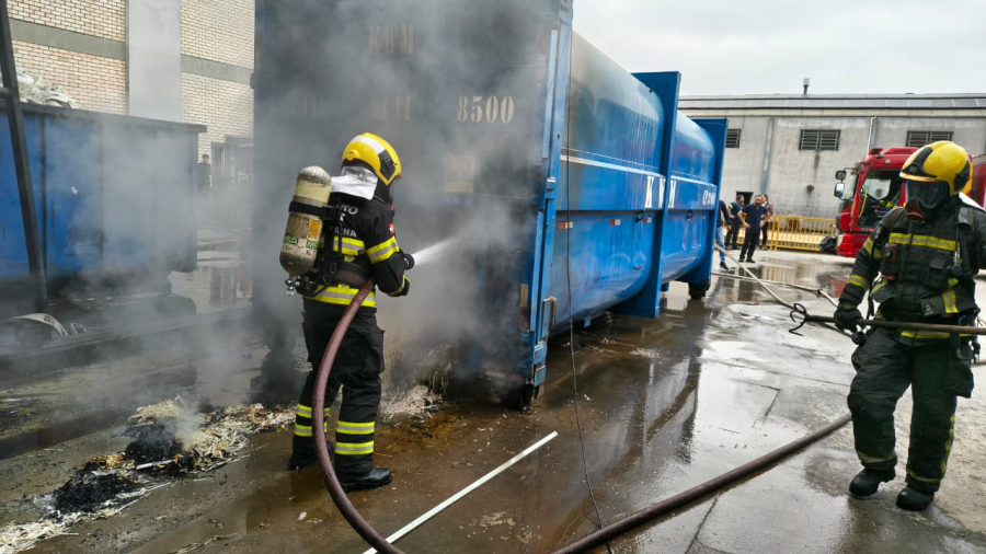 Bombeiros combatem princípio de incêndio em contêiner de papel em gráfica de Tubarão