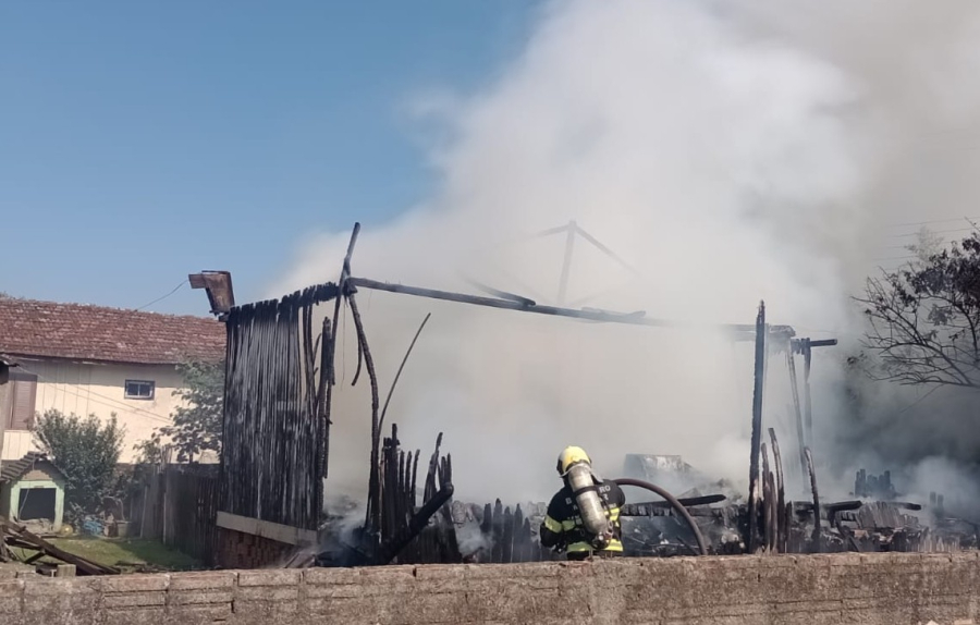 Bombeiros combatem incêndio em casa de madeira no bairro São Clemente, em Tubarão