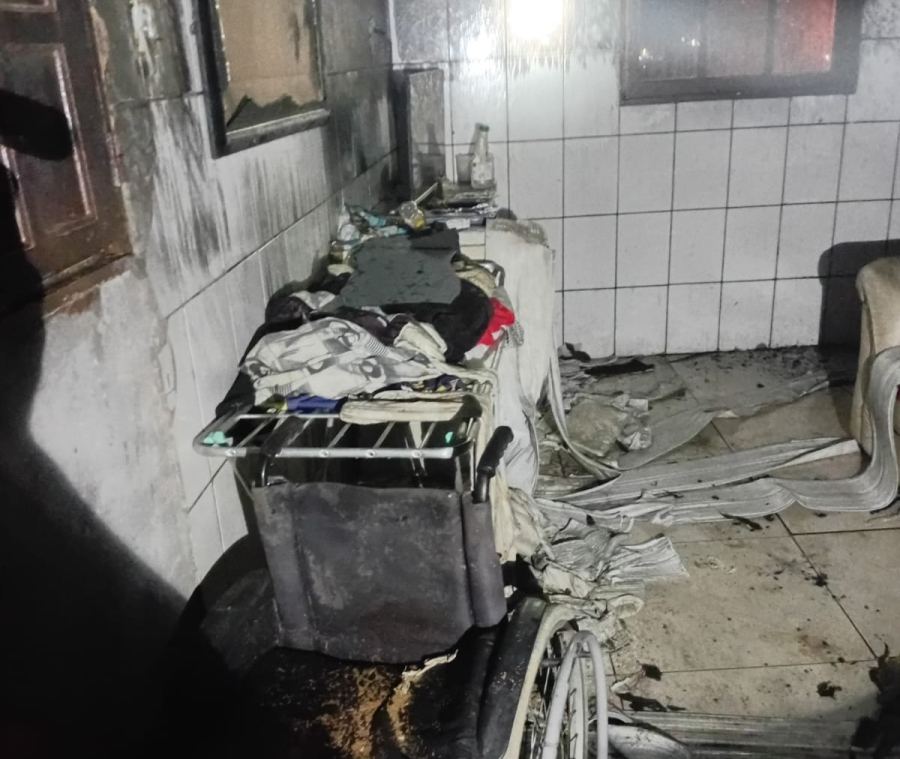 Bombeiros combatem incêndio em residência de alvenaria no bairro Vila Nova Alvorada, em Imbituba