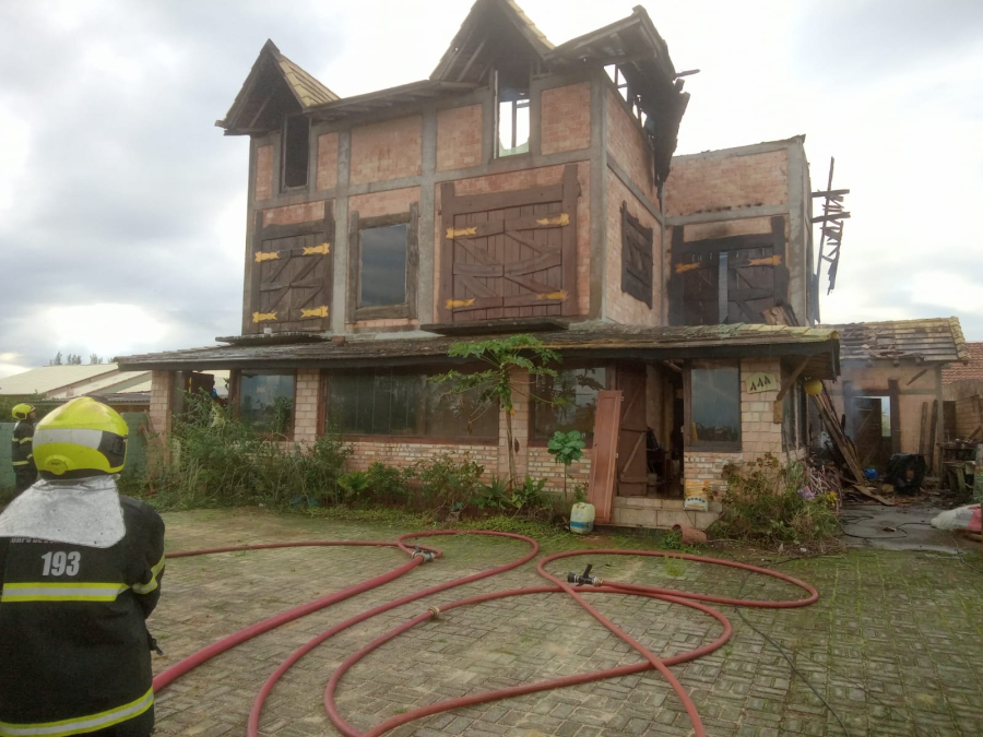 Incêndio atinge residência de três pavimentos na Praia do Sol, em Laguna