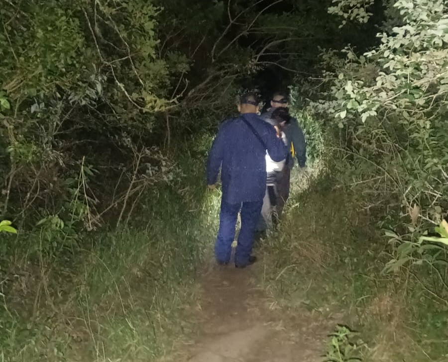 Bombeiros socorrem vítima de queda em trilha na Praia do Ouvidor, em Garopaba