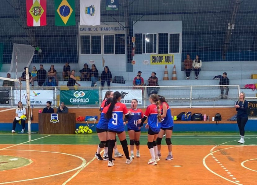 Equipe feminina de vôlei de Gravatal estreia com boas apresentações na Copa Regional em Imbituba