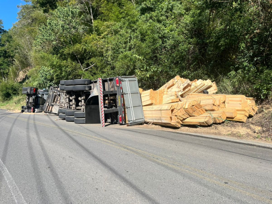 Caminhão tomba na SC-435 em São Martinho e deixa duas pessoas feridas