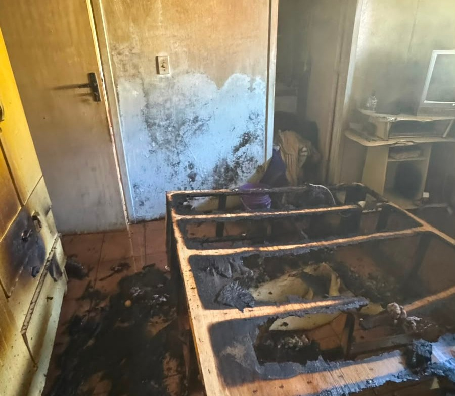 Incêndio atinge quarto de residência no bairro Campo da Aviação, em Imbituba