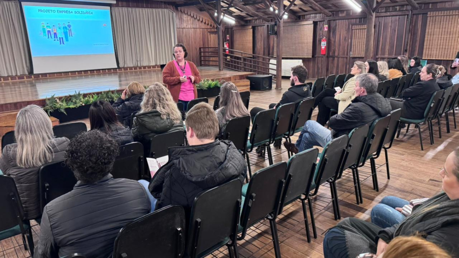 Palestra sobre doação de sangue conscientiza colaboradores do Unibave