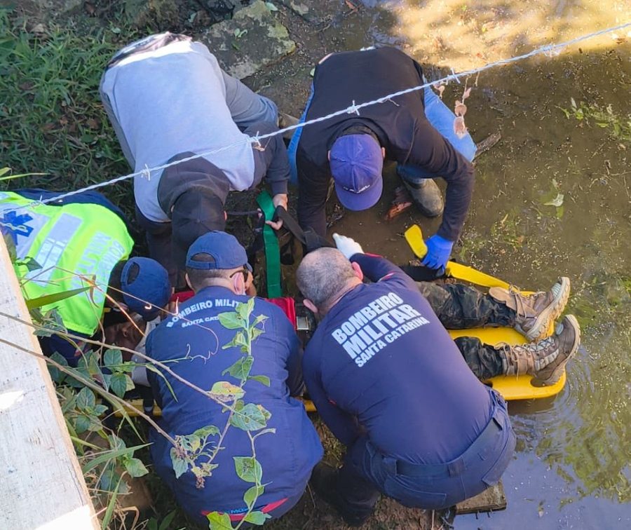 Homem sofre queda de cerca de 3 metros durante reforma de ponte em Tubarão
