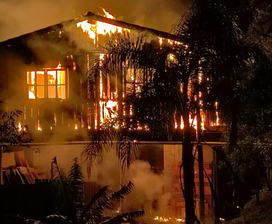 Incêndio atinge residência de madeira em área de difícil acesso no bairro Capão, em Garopaba
