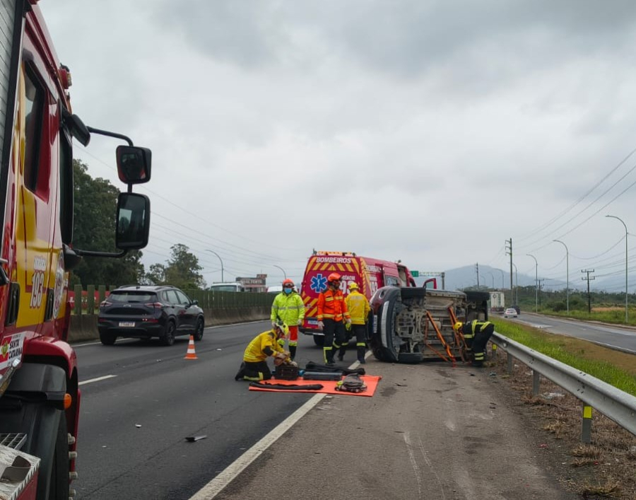 Capotamento na BR-101 mobiliza bombeiros entre Tubarão e Capivari de Baixo