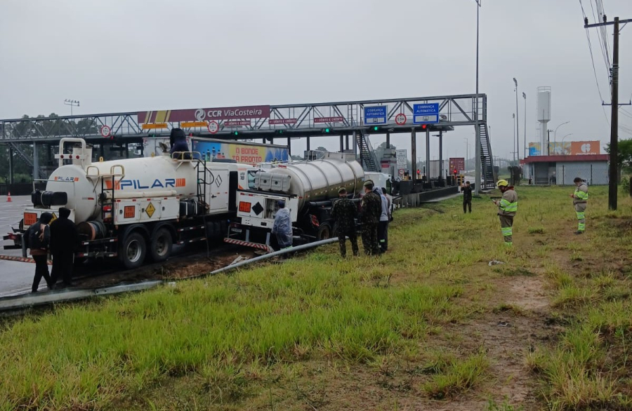 Saída de pista de caminhão com produto perigoso mobiliza equipes na BR-101, em Laguna
