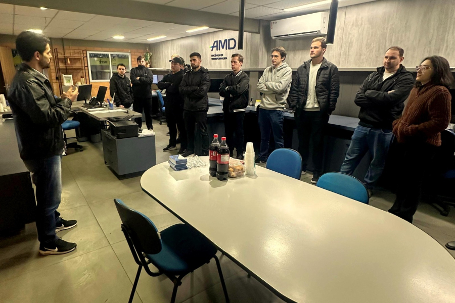 Acadêmicos de Engenharia Mecânica visitam empresa em Urussanga