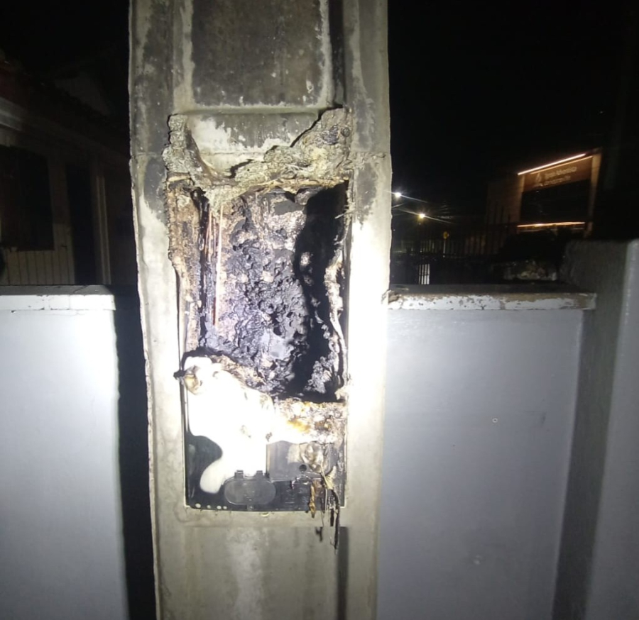 Incêndio em relógio de energia mobiliza bombeiros na Rua Luís Martins Collaço, em Tubarão
