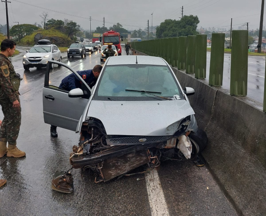 Acidente na BR-101 deixa dois ocupantes feridos no bairro Fábio Silva, em Tubarão