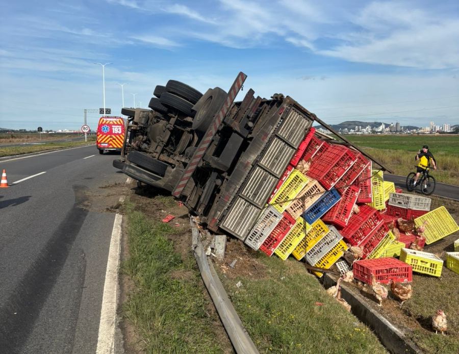 Tombamento de caminhão carregado com frangos deixa duas pessoas feridas na Rodovia Ivane Fretta, em Tubarão