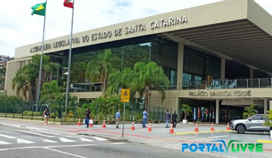 Alesc avança em política de alfabetização digital para adultos e idosos