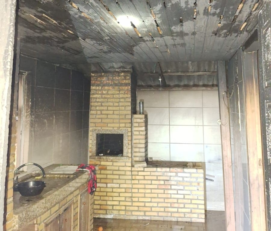 Corpo de Bombeiros atende incêndio em residência no bairro Uruguaia, em Braço do Norte