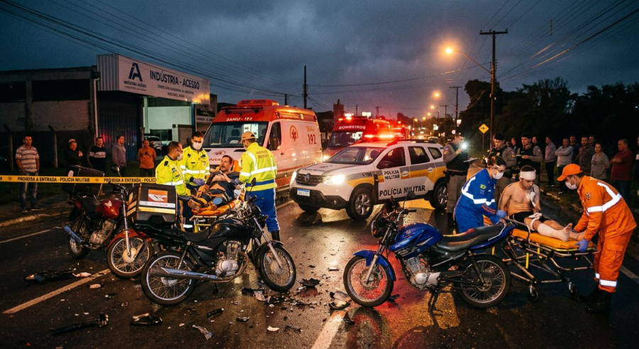 Colisão entre motocicletas deixa dois homens gravemente feridos em Criciúma
