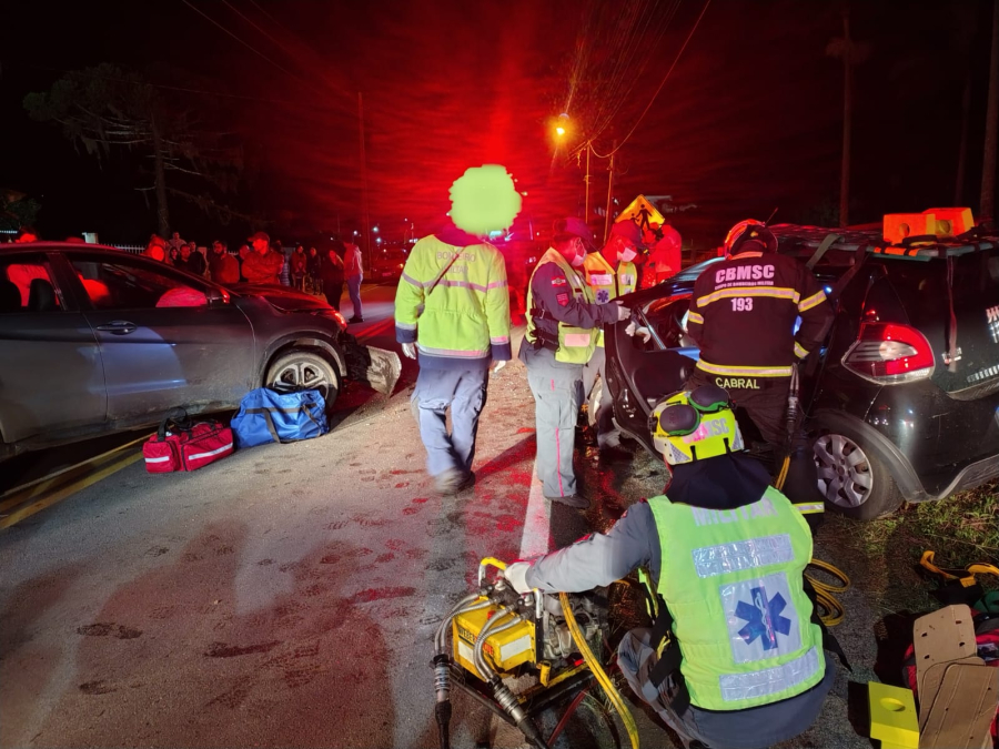 Colisão frontal entre dois veículos deixa feridos na SC-437, em Imaruí