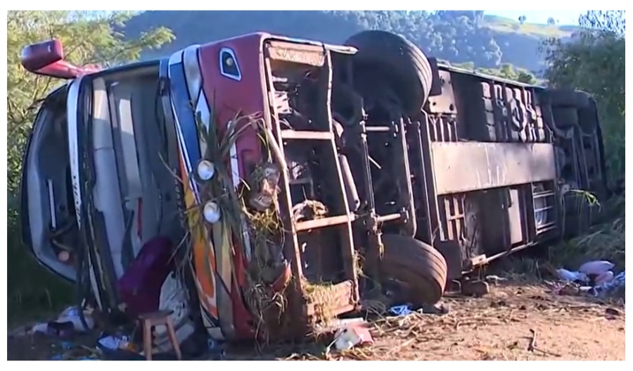 Acidente com ônibus de excursão do Paraguai deixa 3 mortos e 40 feridos em Santa Catarina