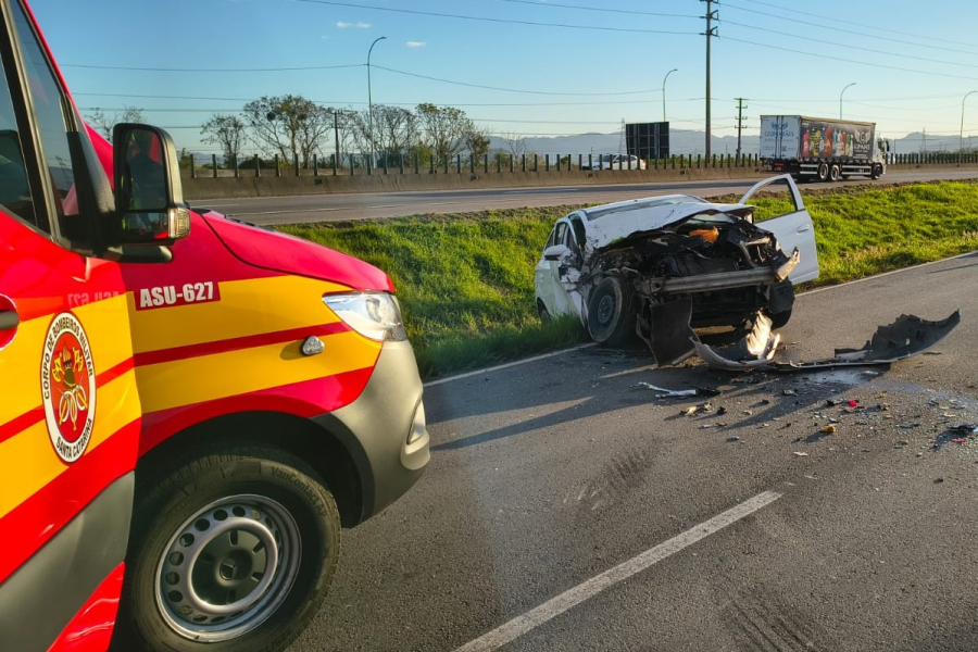 Homem fica ferido após carro colidir na traseira de caminhão na BR-101, em Tubarão