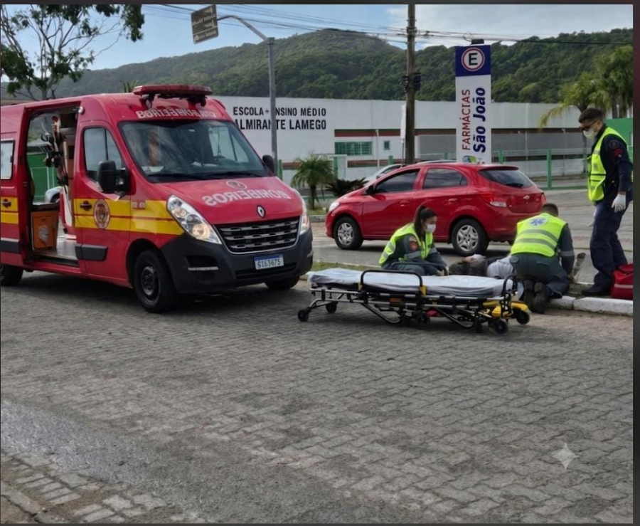 Motociclista fica ferido após colisão lateral com automóvel no Centro de Laguna