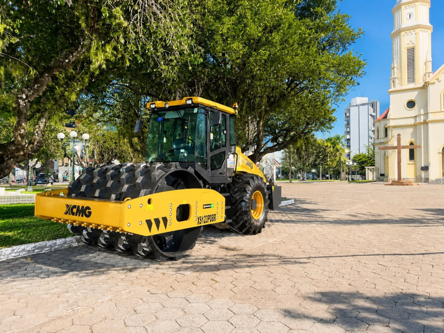 Braço do Norte Amplia Frota com Aquisição de Novo Rolo Compactador