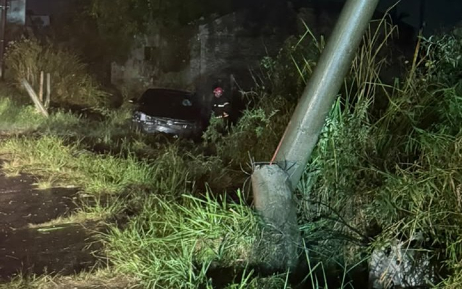 Homem fica ferido após sair da pista e colidir contra poste em Capivari de Baixo