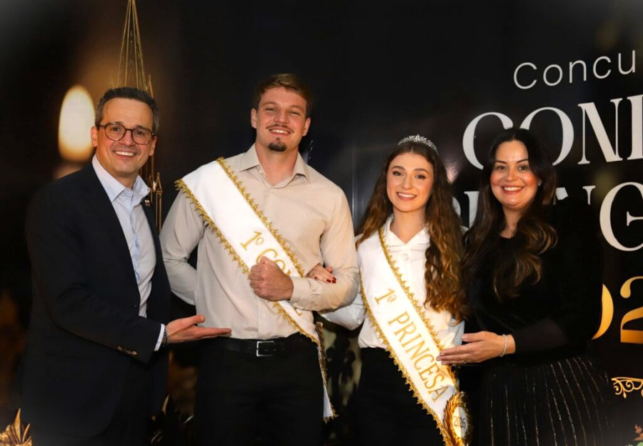 Orleans Elege Primeira Corte Municipal em Concurso de Conde e Princesa