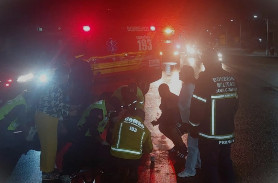 Motociclista e pedestre ficam feridos após atropelamento na SC-390, em Tubarão