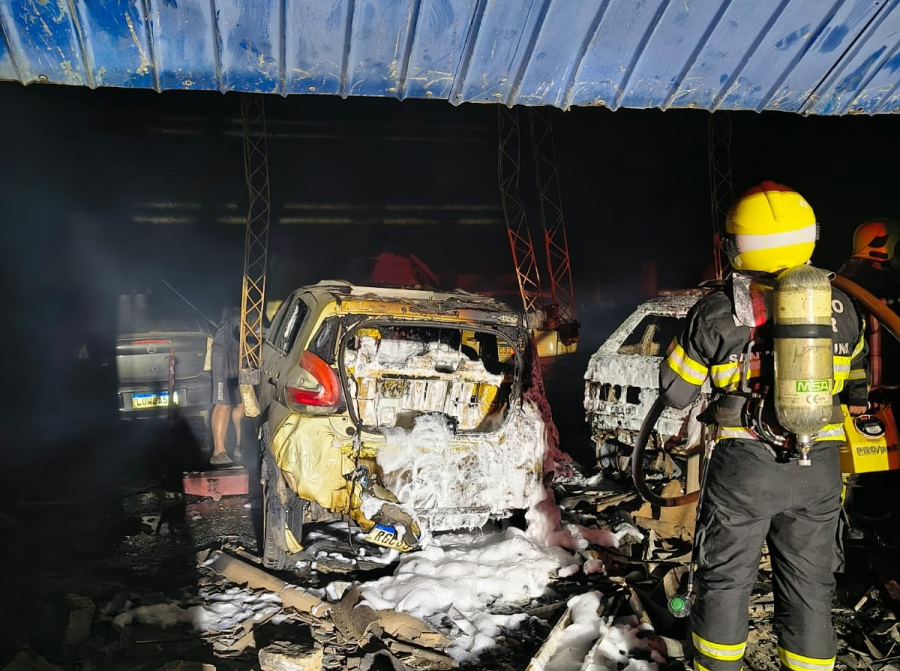 Incêndio atinge oficina e destrói cinco veículos em Tubarão