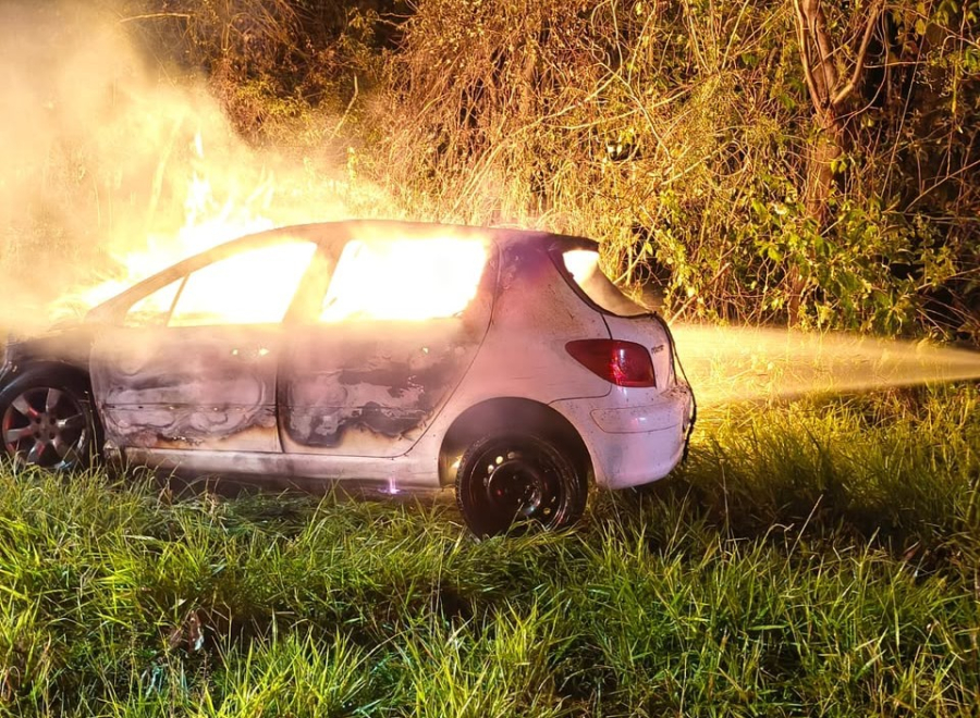 Veículo é destruído por incêndio após motorista perceber fumaça em Tubarão