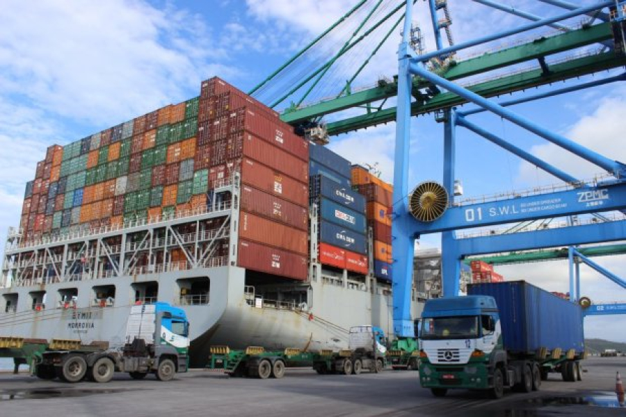 Porto de Imbituba recebe gigante porta-contêineres Cosco Shipping Brazil