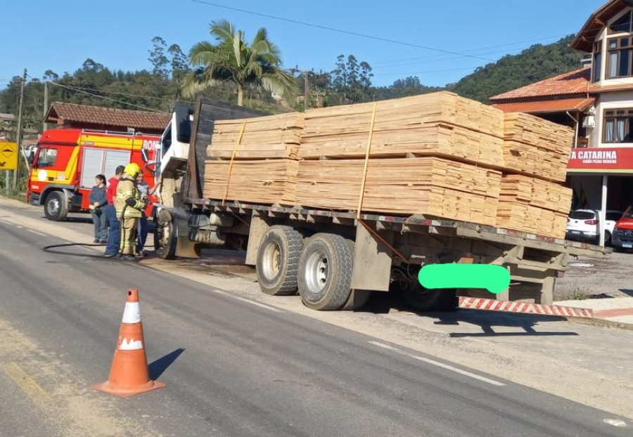 Bombeiros controlam incêndio em caminhão carregado com madeira em Armazém