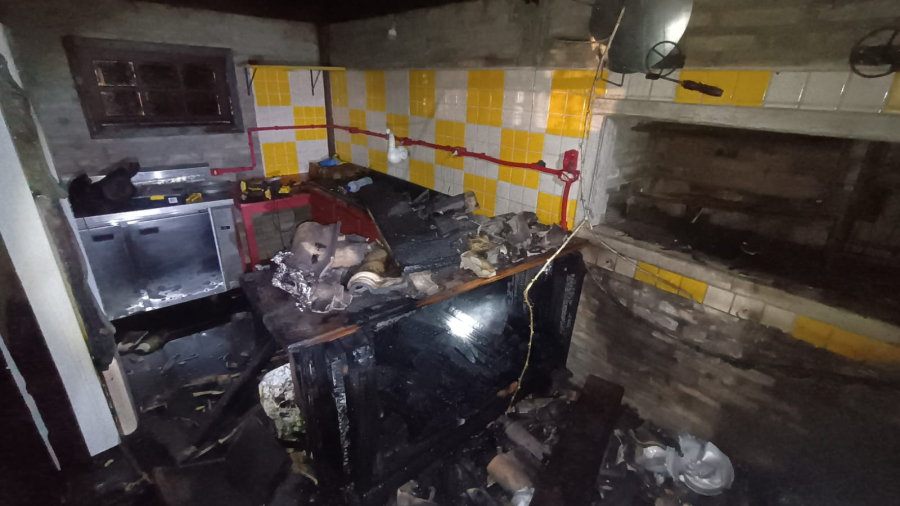 Incêndio destrói cozinha de estabelecimento comercial em Imbituba