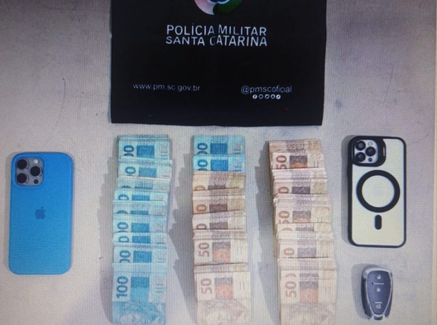 Homens são presos com mais de R$ 22 mil após suspeita de furto a caixa eletrônico