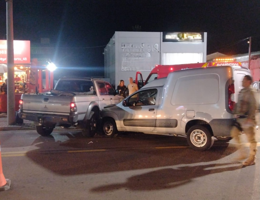 Mulher fica ferida após caminhonete invadir pista contrária e colidir com Fiorino em Laguna
