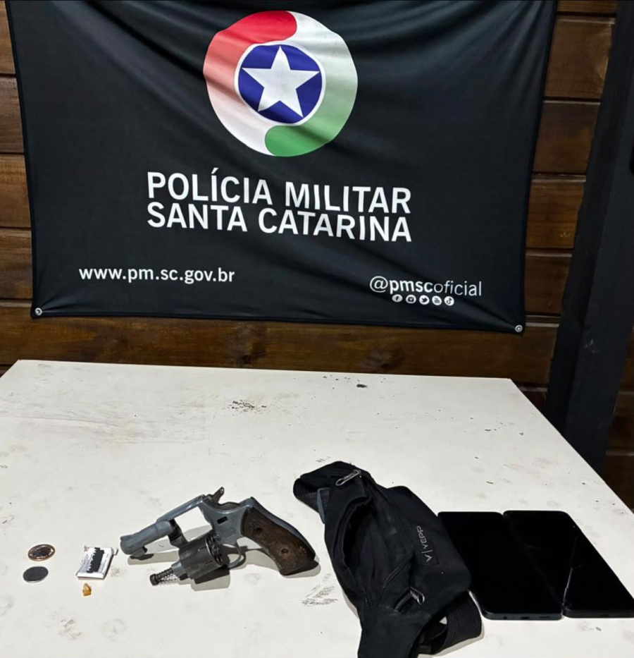 Homem é preso com crack e revólver durante fuga em Laguna