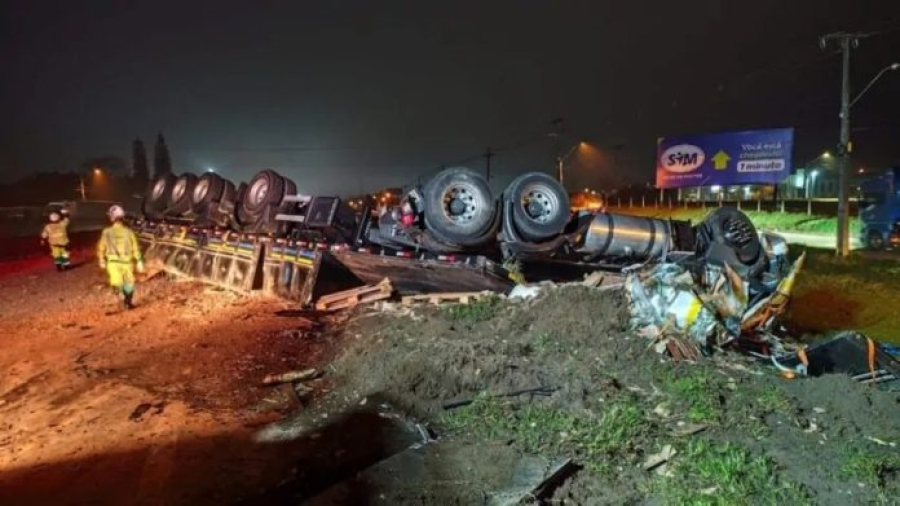 Caminhoneiro morre após colisão seguida de tombamento na BR-101, em Araquari