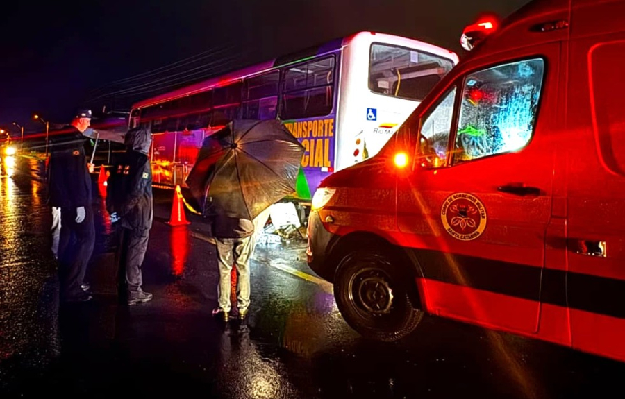 Jovem de 21 anos morre após colisão entre ônibus e motocicleta em Forquilhinha