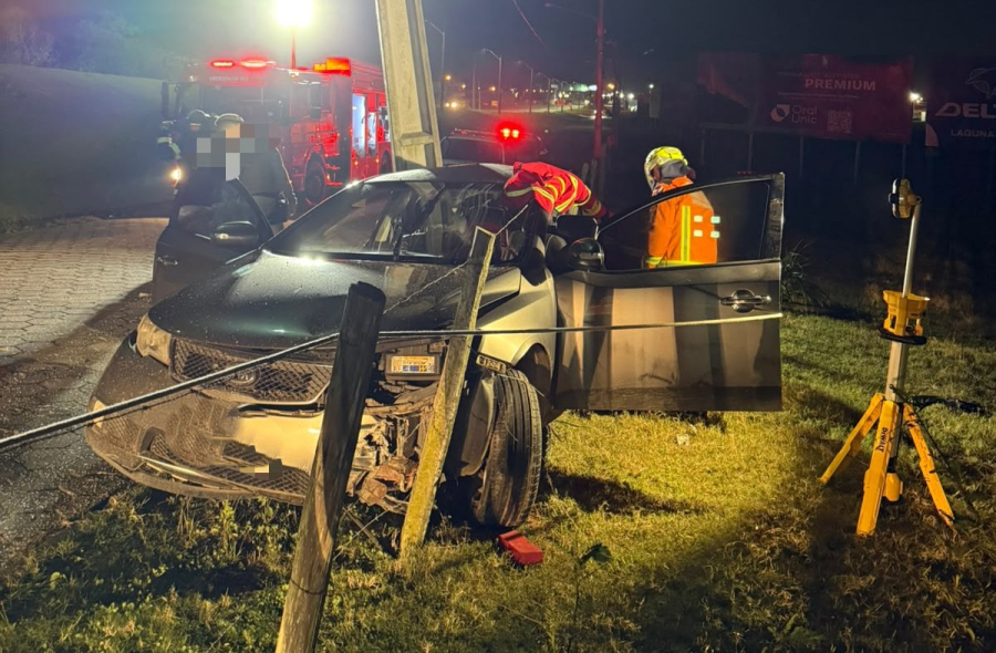 Mulher morre após carro sair da pista e colidir contra poste em Laguna
