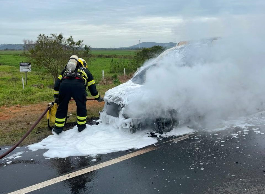 Fiat Fiorino pega fogo às margens de rodovia em Tubarão