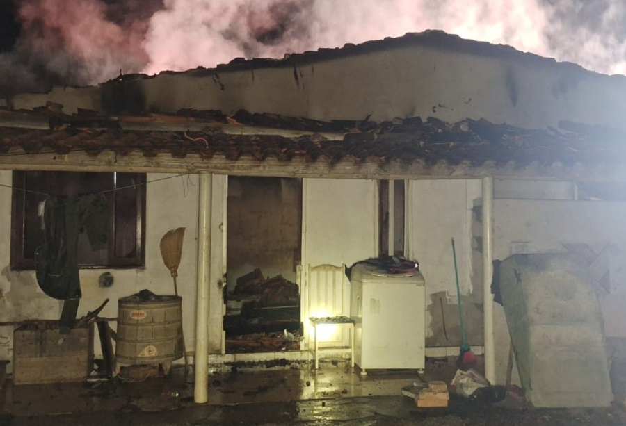 Incêndio destrói residência e provoca colapso do teto em Santa Rosa de Lima