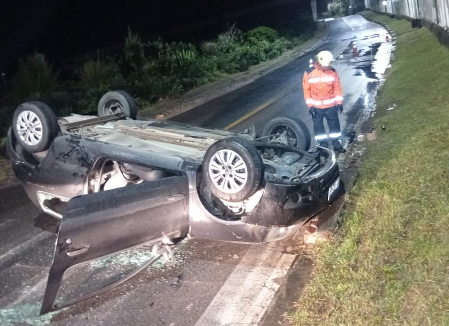 Carro capota após motorista perder o controle em curva na Praia do GI